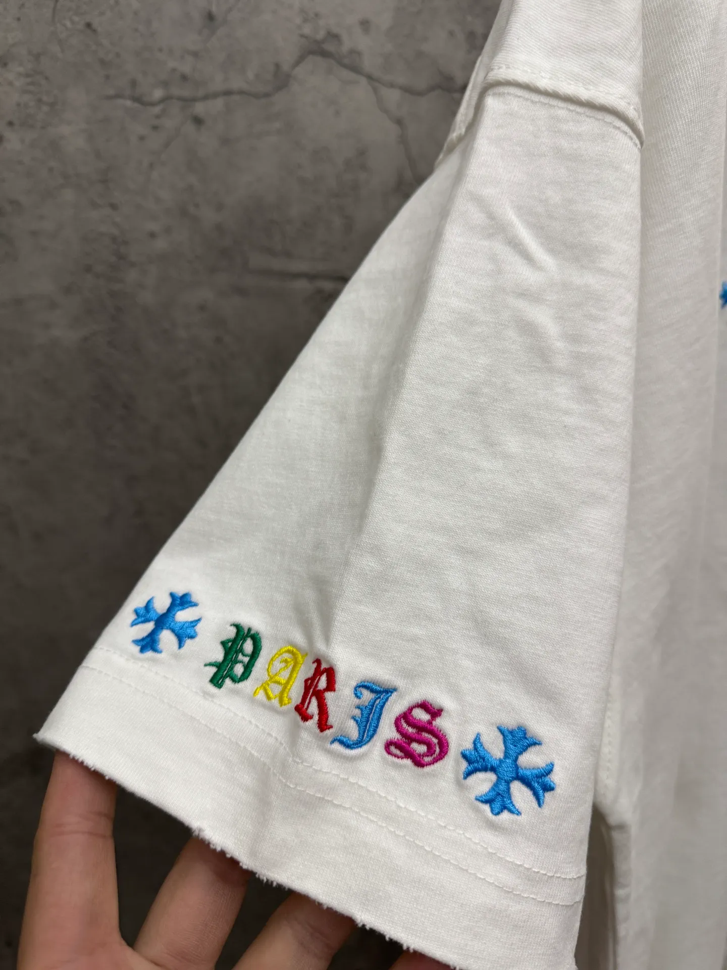 P230 top version, real shot without P, ​​different from market currency) 𝗖𝗵𝗿𝗼𝗺𝗲 𝗛𝗲𝗮𝗿𝘁𝘀/Croxin 2026 spring new original single counter American color thread embroidery couple short sleeves 👑The highest version! Customized fabric 320 grams, best-selling model at the counter, very comfortable to wear. Accessories: original molded and authenticated collar label ➕ 100% silk wash water label. Genuine purchase-grade original hangtag➕matching hanging rope➕3D hanging beads➕original packaging bag. Craftsmanship: The original version has consistent wiring! The highest version of the armhole matching technique! Color: White Black Size: S M L XL Style No.: 5203